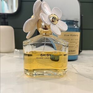 Marc Jacobs Daisy with White Floral Cap